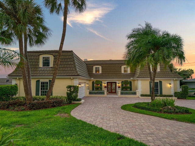 view of front of house featuring a yard