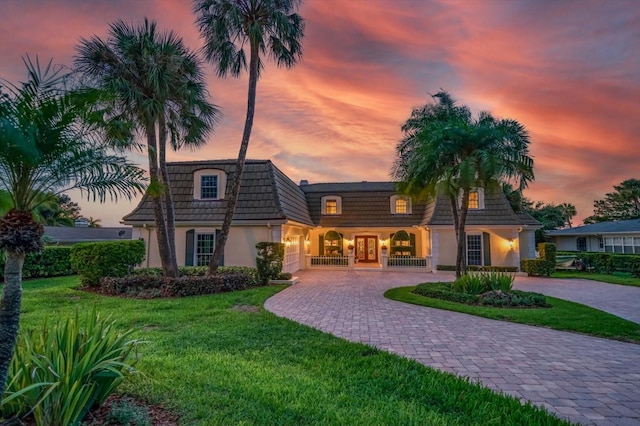 view of front of property featuring a lawn