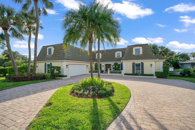 view of front facade featuring a garage and a front yard