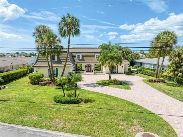 view of front of property featuring a front lawn