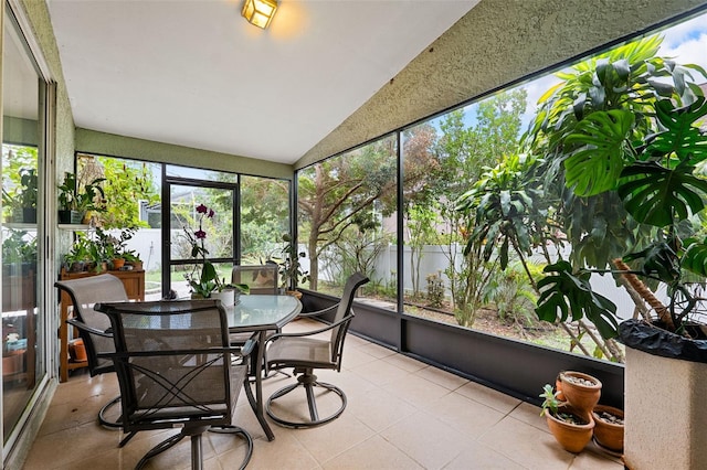 sunroom with lofted ceiling