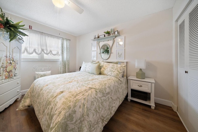 bedroom featuring ceiling fan, dark wood-type flooring, a closet, and a textured ceiling