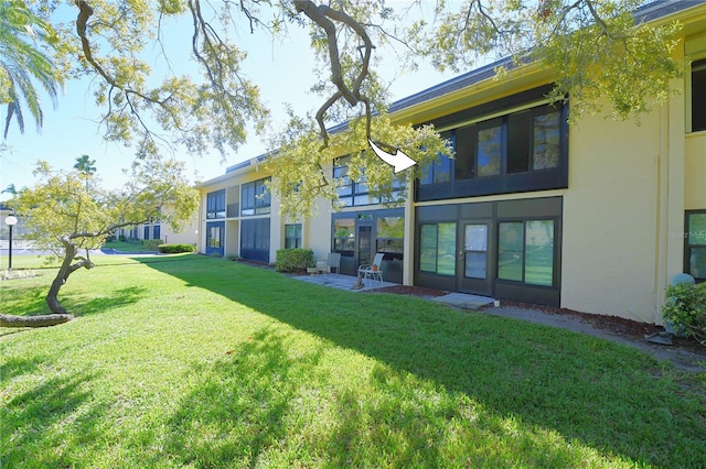 view of yard featuring a patio