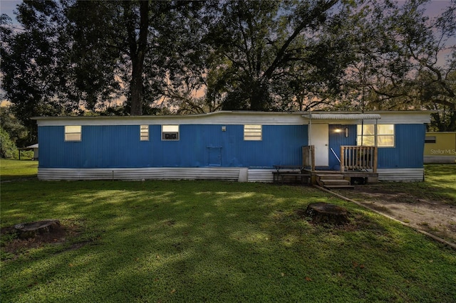 view of front of property featuring a lawn