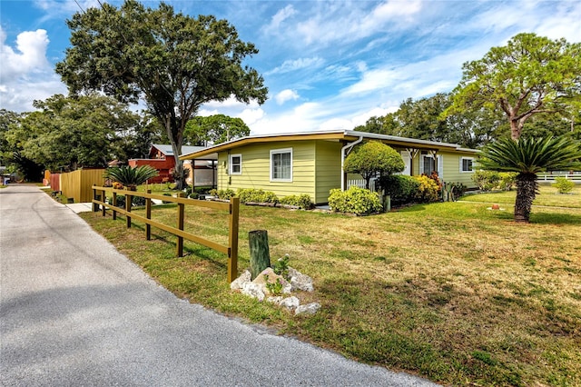 ranch-style home featuring a front lawn