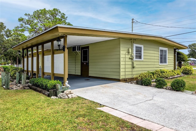 view of front of house featuring a carport and a front yard