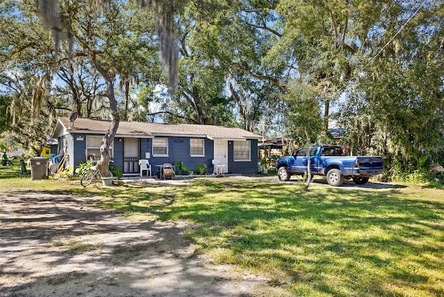 single story home featuring a front yard