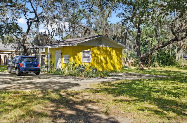 view of front facade with a front yard