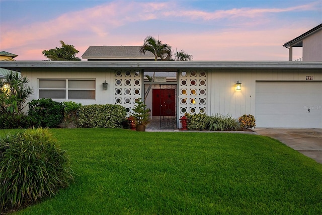 ranch-style home featuring a lawn