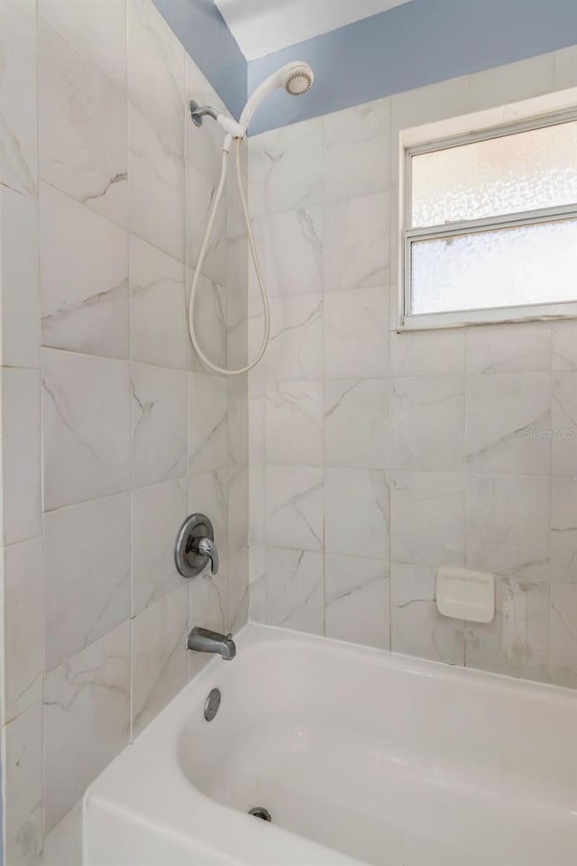 bathroom with tiled shower / bath combo