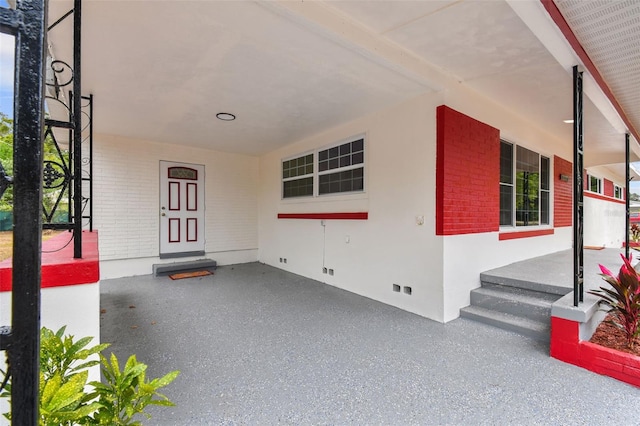 entrance to property featuring covered porch