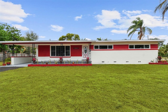 view of front of house featuring a front lawn