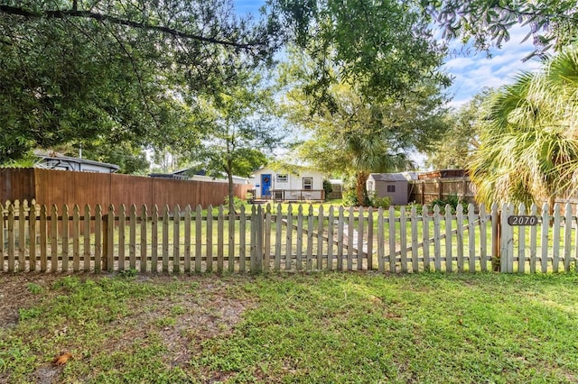 view of yard featuring a storage shed