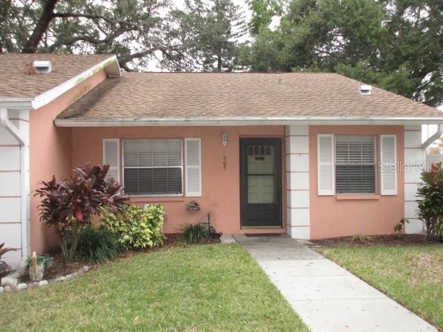 view of front of home featuring a front lawn