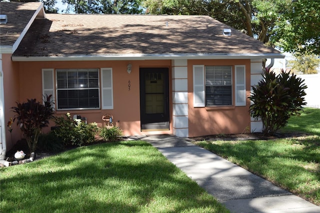 view of front of home with a front lawn