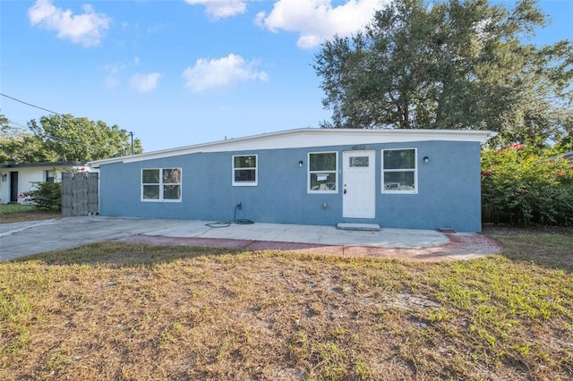 view of front of property with a front yard and a patio