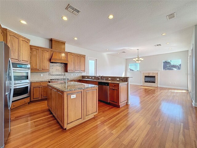 kitchen featuring light wood finished floors, visible vents, plenty of natural light, and stainless steel appliances