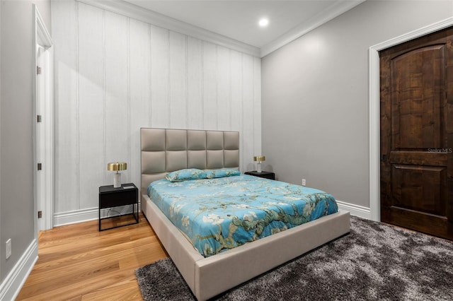 bedroom featuring light wood-style floors, recessed lighting, crown molding, and baseboards