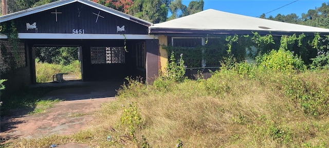 view of front of property featuring a carport