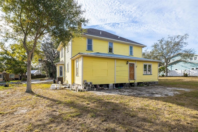 back of house featuring a yard