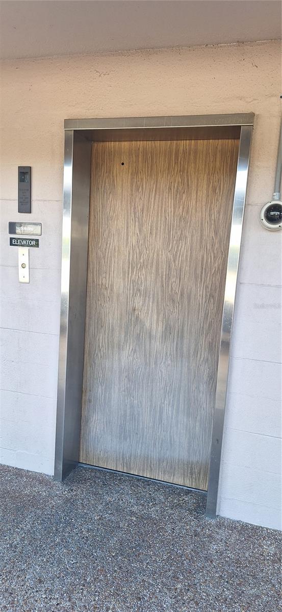 property entrance with elevator