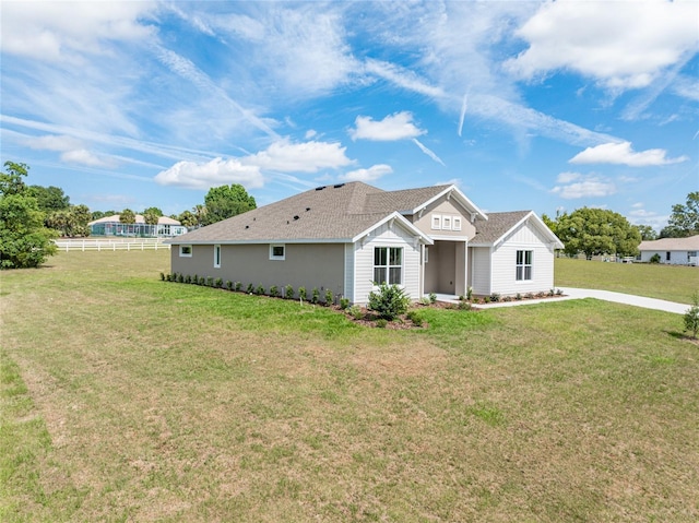 single story home with a front lawn