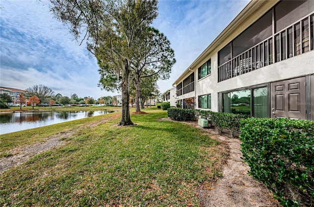 view of yard featuring a water view