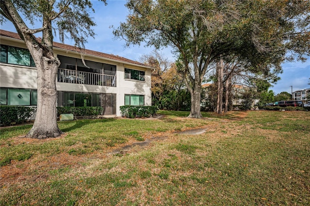 view of yard featuring a balcony