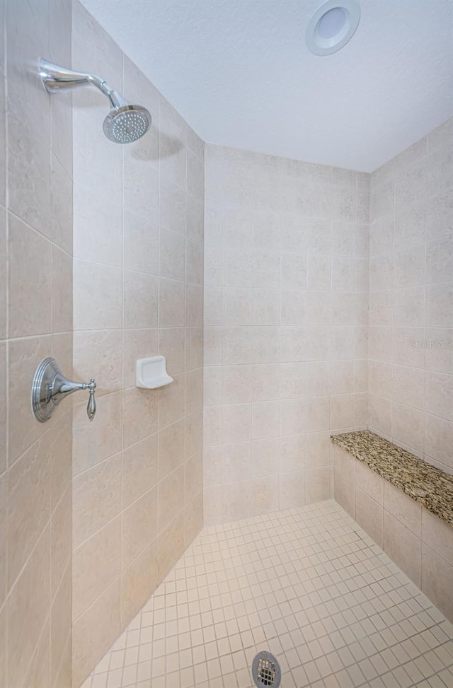 bathroom featuring tiled shower