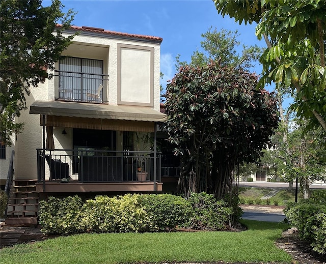 view of front of property featuring a front yard