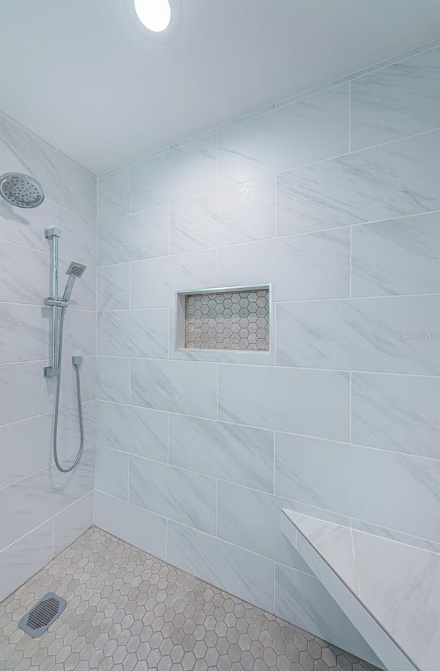 bathroom featuring tiled shower