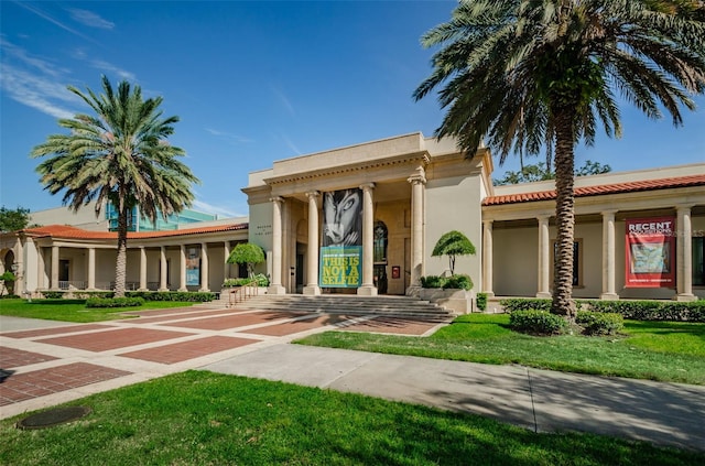 view of front of property with a front yard