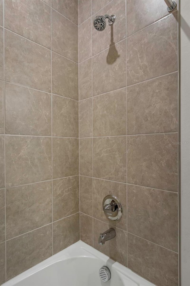 bathroom featuring tiled shower / bath