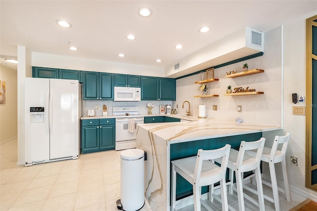 kitchen featuring a breakfast bar, blue cabinets, sink, kitchen peninsula, and white appliances