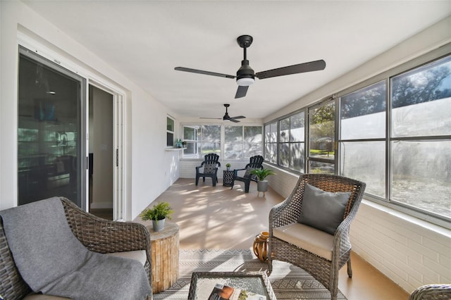 sunroom with ceiling fan