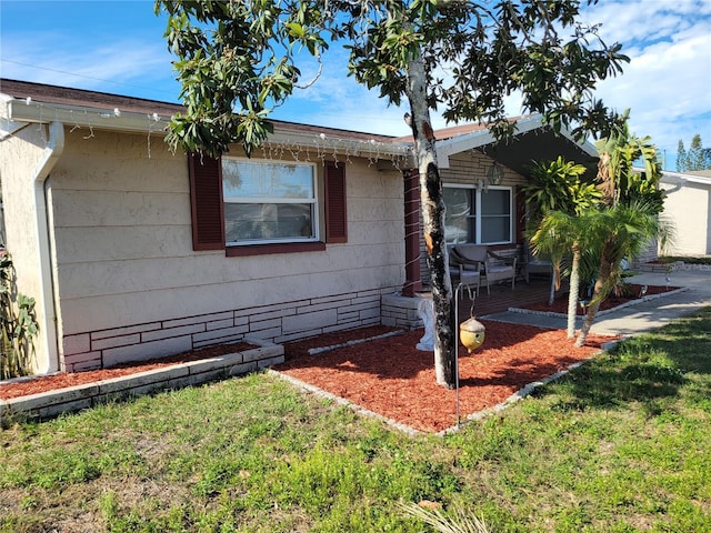 view of front of house with a front lawn