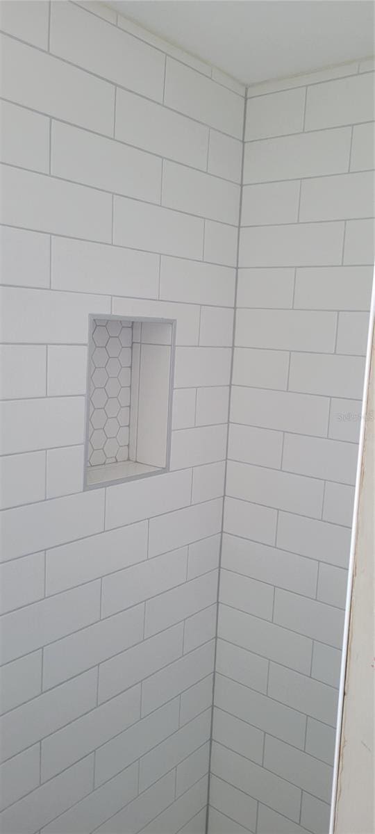 details featuring tiled shower