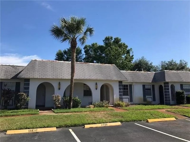 view of front facade with a front yard