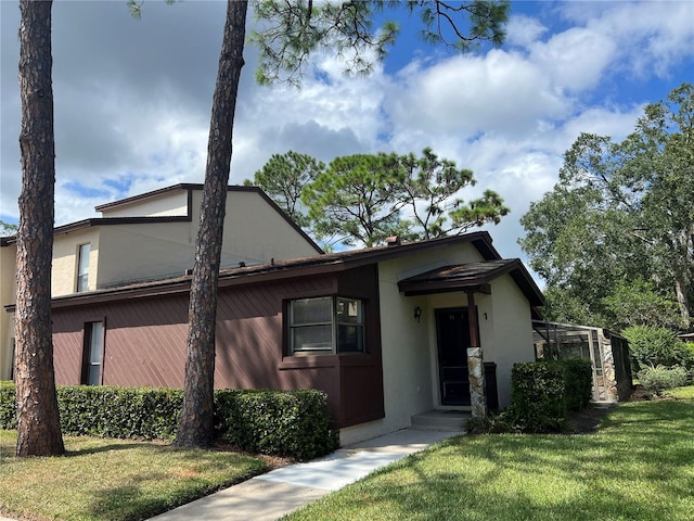 view of front of home featuring a front yard