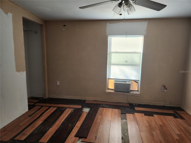 empty room featuring dark hardwood / wood-style floors and ceiling fan