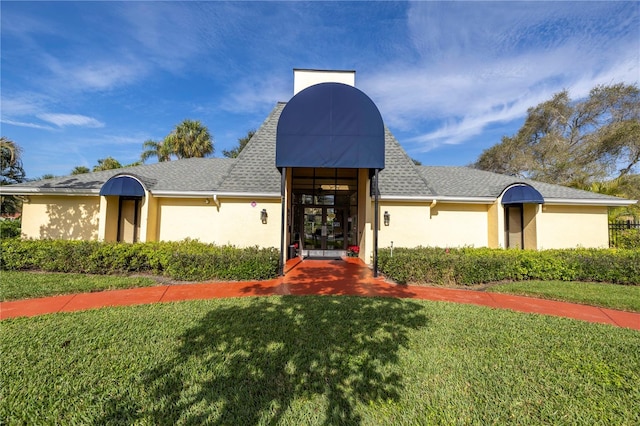 view of front facade featuring a front yard