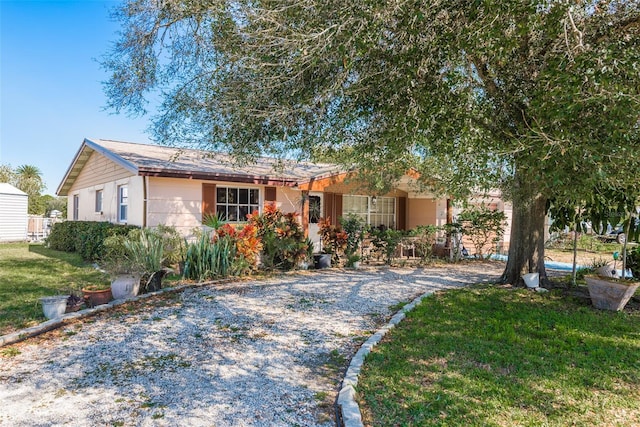 single story home featuring a front yard