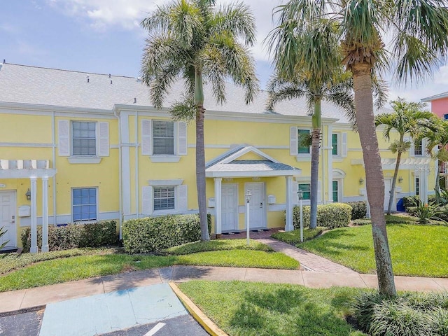 view of front of home featuring a front lawn