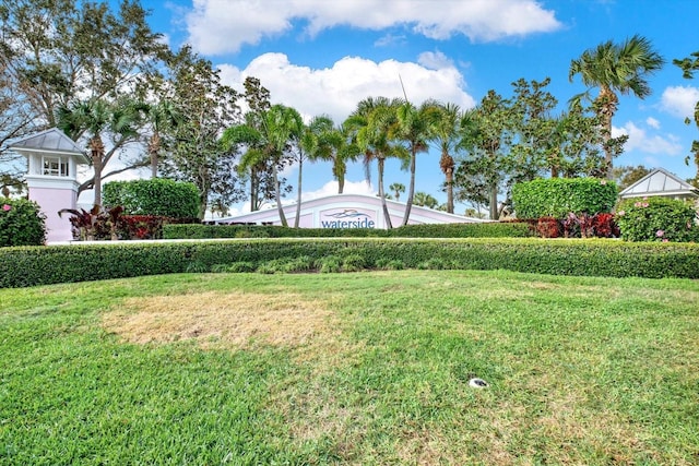 community / neighborhood sign featuring a lawn