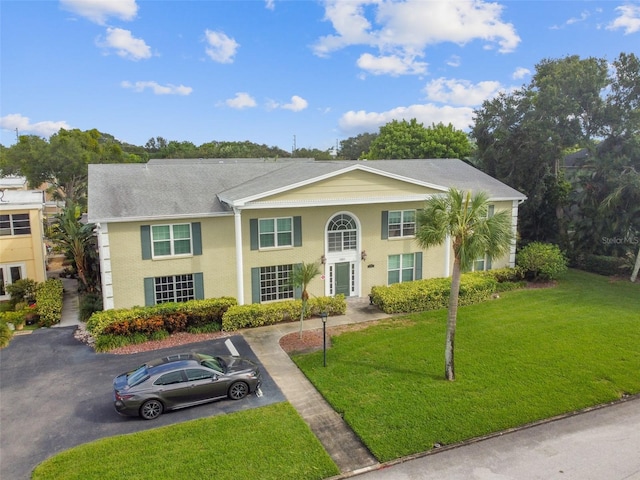 view of front of home featuring a front lawn