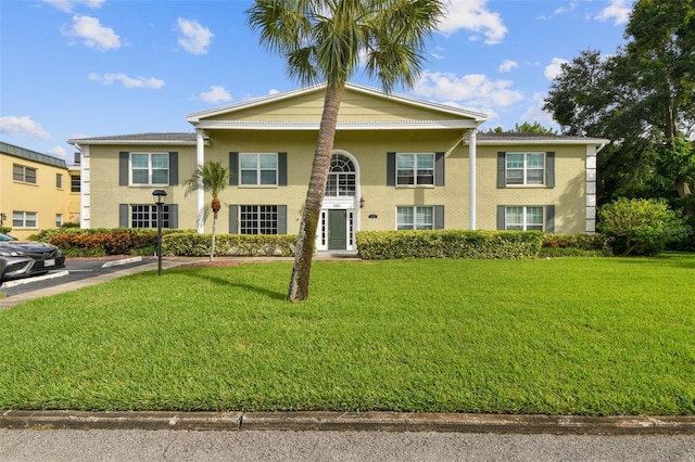 view of front facade featuring a front yard