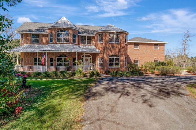 view of front of house featuring a porch and a front lawn