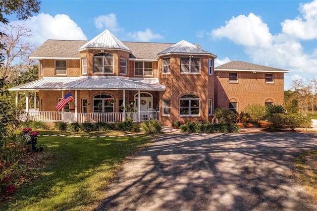 view of front facade featuring a front yard and a porch