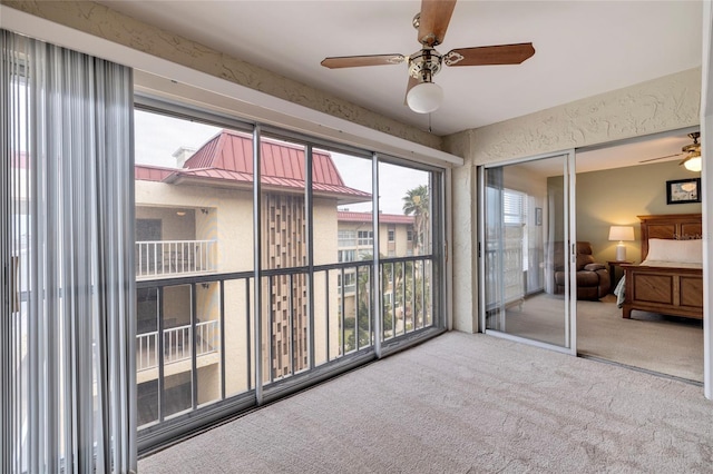 sunroom with ceiling fan