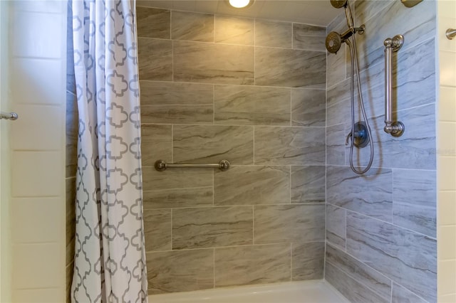 bathroom featuring a tile shower